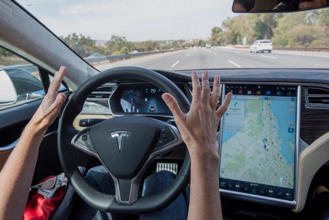 Фото - Новые подробности недавней аварии Tesla Model S: автопилот работал, водитель смотрел на смартфон