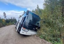 Фото - Автобус с пассажирами съехал в кювет в Карелии