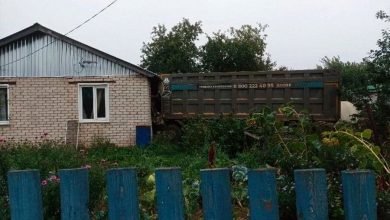 Фото - В Нижегородской области самосвал проломил стену дома, кабина оказалась в комнате