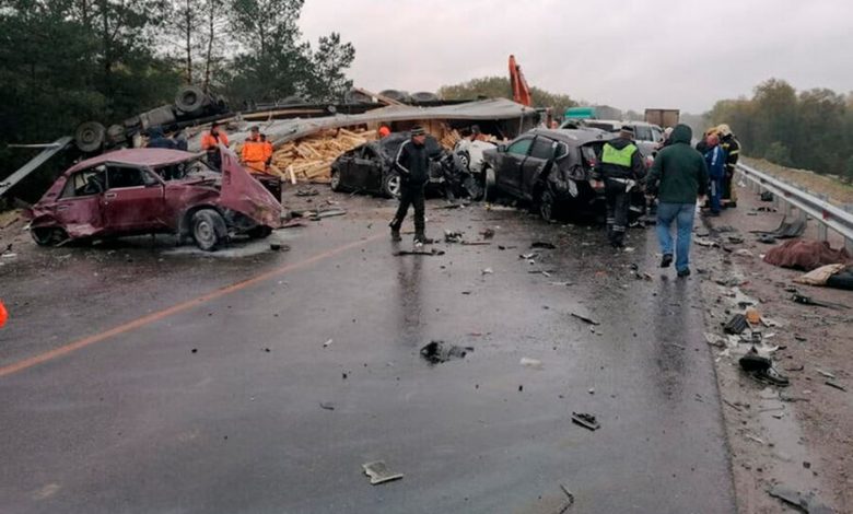 Фото - Грузовик и шесть легковушек попали в серьезное ДТП в Воронежской области