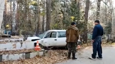 Фото - Водитель в Новосибирске погиб, врезавшись в памятник на кладбище