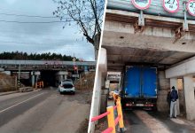 Фото - В Москве грузовик застрял под «мостом глупости»