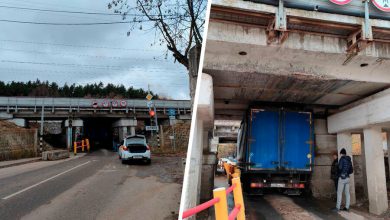 Фото - В Москве грузовик застрял под «мостом глупости»