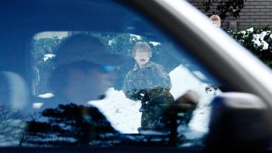 Фото - В Новосибирске водитель заставил детей своими куртками протирать его машину