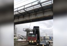Фото - В Перми грузовик с поднятым кузовом врезался в железнодорожный мост