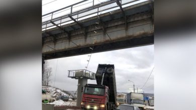 Фото - В Перми грузовик с поднятым кузовом врезался в железнодорожный мост