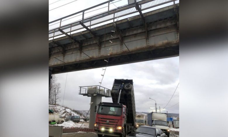 Фото - В Перми грузовик с поднятым кузовом врезался в железнодорожный мост